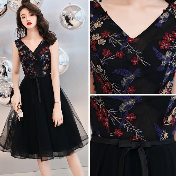 Chic / Beautiful Black Homecoming Graduation Dresses 2019 A-Line / Princess V-Neck Sleeveless Appliques Embroidered Flower Knee-Length Ruffle Formal Dresses