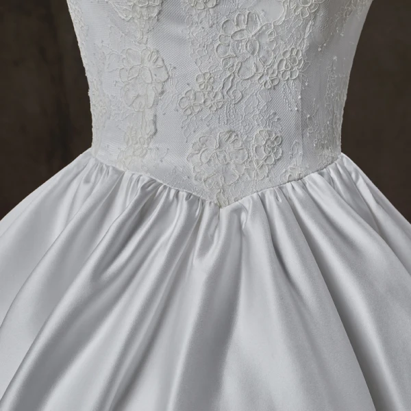 Schlicht Ivory / Creme Satin Brautkleider / Hochzeitskleider 2019 A Linie Durchsichtige Rundhalsausschnitt Lange Ärmel Rückenfreies Applikationen Spitze Kathedrale Schleppe Rüschen