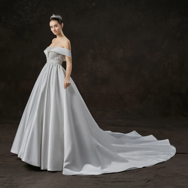 Élégant Ivoire Satin Robe De Mariée 2019 Princesse De l'épaule Manches Courtes Dos Nu Faux Diamant Perlage Perle Cathedral Train Volants