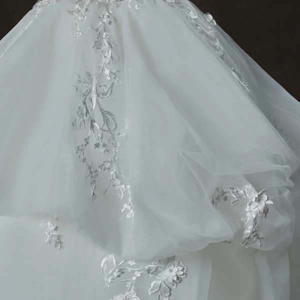Illusion Weiß Durchsichtige Brautkleider / Hochzeitskleider 2019 Ballkleid Rundhalsausschnitt Lange Ärmel Rückenfreies Applikationen Spitze Perle Perlenstickerei Kathedrale Schleppe Fallende Rüsche