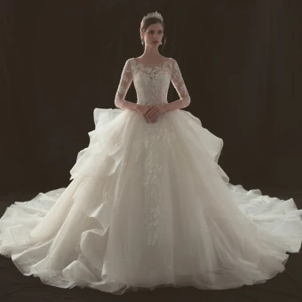 Illusion Champagne Percé Robe De Mariée 2019 Robe Boule Encolure Dégagée 3 4 Manches Dos Nu Appliques En Dentelle Perlage Cathedral Train Volants En Cascade