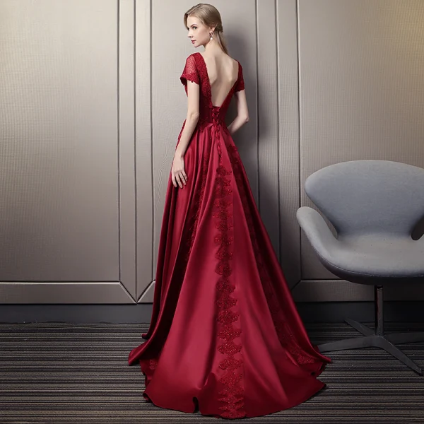 Modern / Fashion Burgundy Evening Dresses 2018 A-Line / Princess Scoop Neck Short Sleeve Appliques Lace Pearl Rhinestone Chapel Train Ruffle Backless Formal Dresses