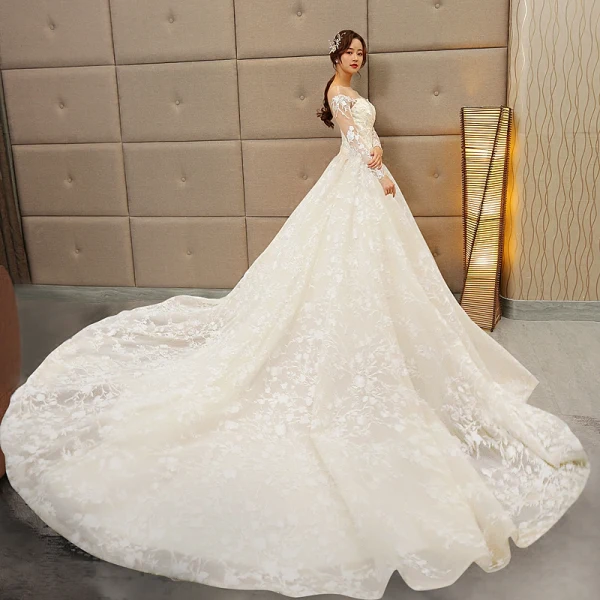 Étourdissant Champagne Percé Robe De Mariée 2018 Robe Boule Encolure Dégagée Manches Longues Dos Nu Appliques En Dentelle Royal Train Volants