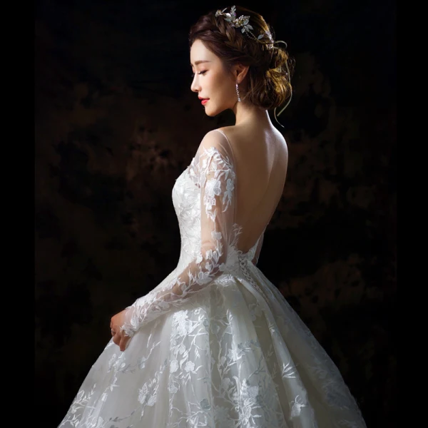 Étourdissant Champagne Percé Robe De Mariée 2018 Robe Boule Encolure Dégagée Manches Longues Dos Nu Appliques En Dentelle Royal Train Volants