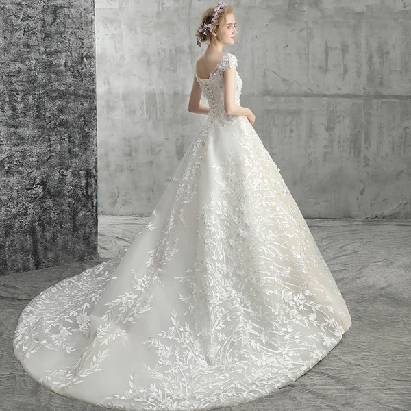 Mote Champagne Boret Brudekjoler 2018 Ballkjole Scoop Halsen Ryggløse Hette Ermer Appliques Blonder Perle Beading Chapel Train