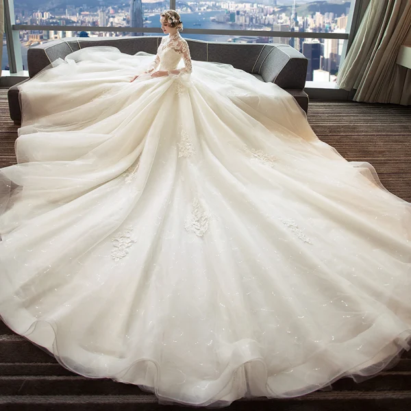 Chinesischer Stil Ivory / Creme Durchbohrt Brautkleider 2018 Ballkleid Stehkragen Lange Ärmel Rückenfreies Applikationen Mit Spitze Perlenstickerei Glanz Tülle Rüschen Königliche Schleppe