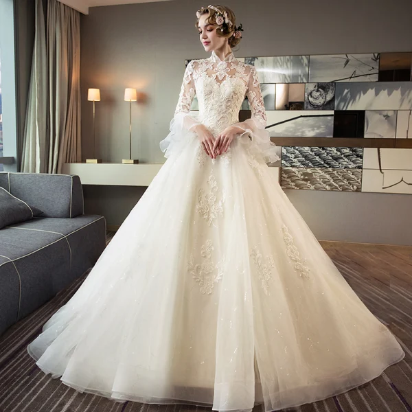 Chinesischer Stil Ivory / Creme Durchbohrt Brautkleider 2018 Ballkleid Stehkragen Lange Ärmel Rückenfreies Applikationen Mit Spitze Perlenstickerei Glanz Tülle Rüschen Königliche Schleppe
