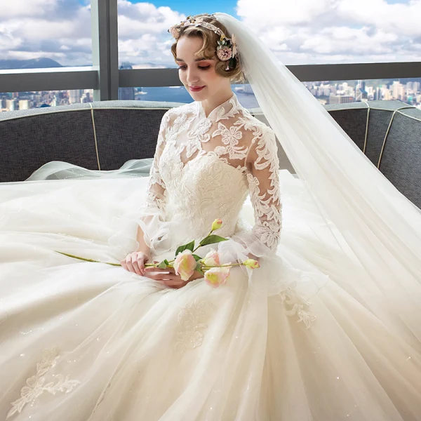 Chinesischer Stil Ivory / Creme Durchbohrt Brautkleider 2018 Ballkleid Stehkragen Lange Ärmel Rückenfreies Applikationen Mit Spitze Perlenstickerei Glanz Tülle Rüschen Königliche Schleppe