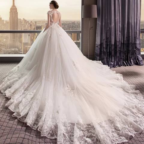 Chic / Belle Ivoire Robe De Mariée 2018 Robe Boule V-Cou Mancherons Forme de coeur Dos Nu Appliques En Dentelle Perle Volants Royal Train