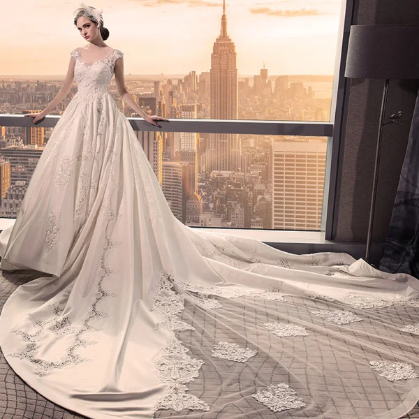 Atemberaubend Ivory / Creme Brautkleider / Hochzeitskleider 2018 Ballkleid V-Ausschnitt Ärmel Herzförmig Rückenfreies Applikationen Spitze Rüschen Königliche Schleppe