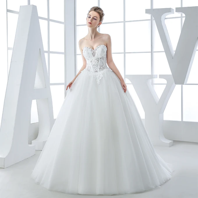 Fine Hall Brudekjoler 2017 Blonder Appliques Paljetter Beading Perle Kjæreste Uten Ermer Ryggløse Chapel Train Hvit Ballkjole