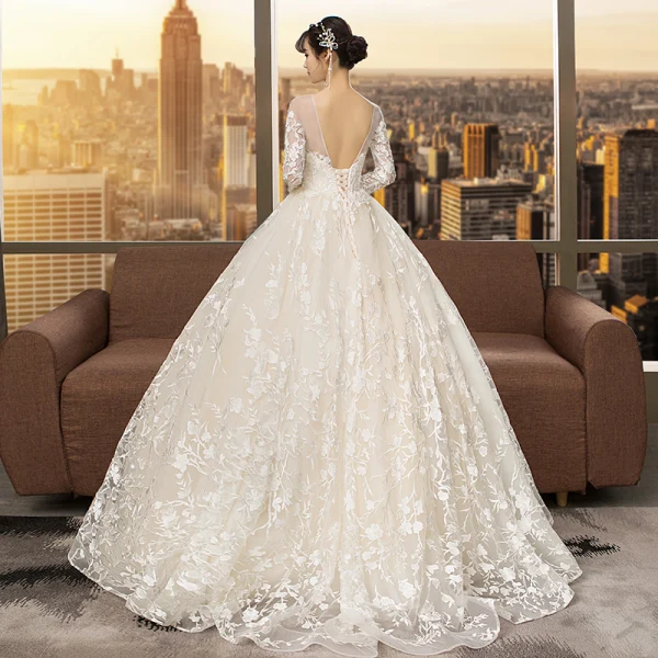 Abordable Champagne Percé Robe De Mariée 2018 Robe Boule Encolure Dégagée Manches Longues Dos Nu Appliques En Dentelle Volants Longue