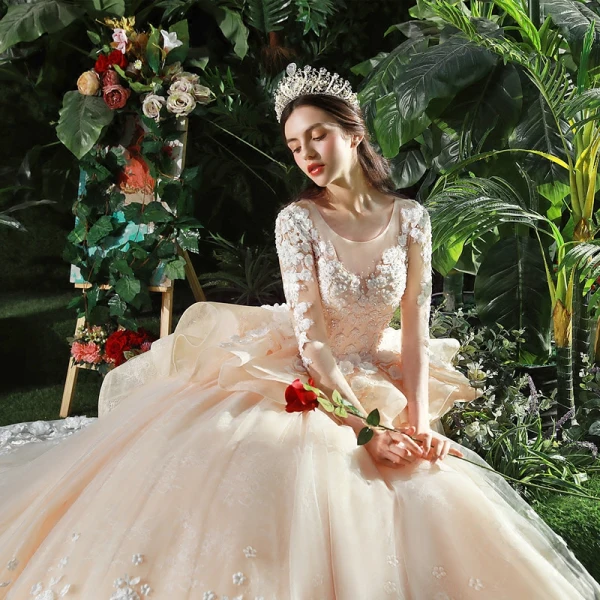Étourdissant Champagne Percé Robe De Mariée 2018 Robe Boule Encolure Dégagée Manches Longues Dos Nu Appliques Fleur Perle Volants Royal Train