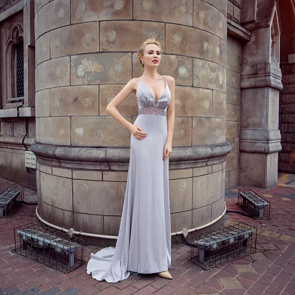 Sexy Grå Selskapskjoler 2018 Empire Spaghettistropper Uten Ermer Rhinestone Sash Feie Tog Buste Ryggløse Formelle Kjoler