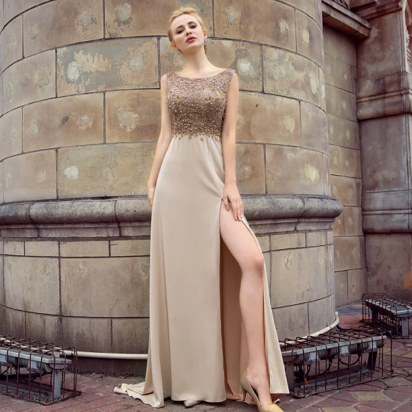 Elegante Champagner Abendkleider 2018 Empire Rundhalsausschnitt Ärmellos Perlenstickerei Gespaltete Front Sweep / Pinsel Zug Rüschen Rückenfreies Festliche Kleider