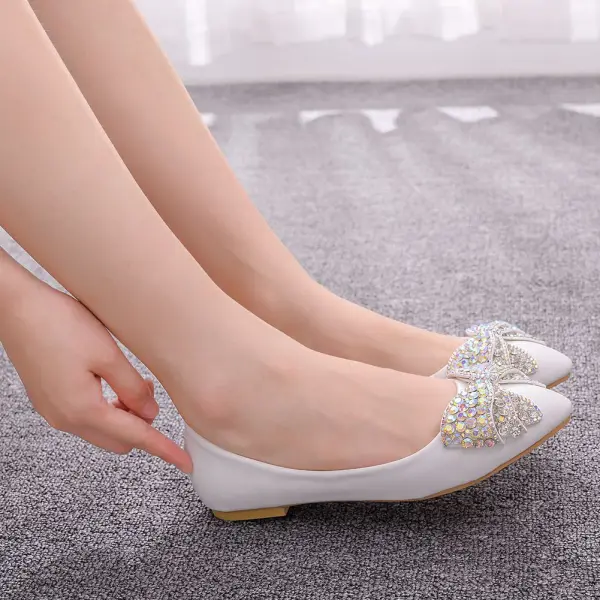 Snygga / Fina Vita Rhinestone Rosett Bal Platt Spetsiga Damskor 2025 Klackskor