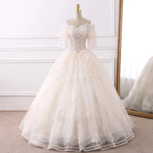 Élégant Champagne Robe De Mariée 2018 Robe Boule De L Épaule 1 2 Manches Dos Nu Appliques En Dentelle Perlage Perle Gland Volants Longue