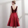 Proste / Simple Burgund Czerwone Strona Sukienka 2018 Princessa V-Szyja Bez Rękawów Szarfa Długość do kolan Wzburzyć Bez Pleców Sukienki Wizytowe