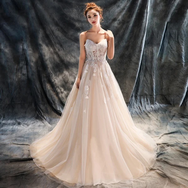 Chic / Belle Église Robe De Mariée 2017 En Dentelle Appliques Dos Nu Bretelles Spaghetti Sans Manches Cathedral Train Champagne Princesse