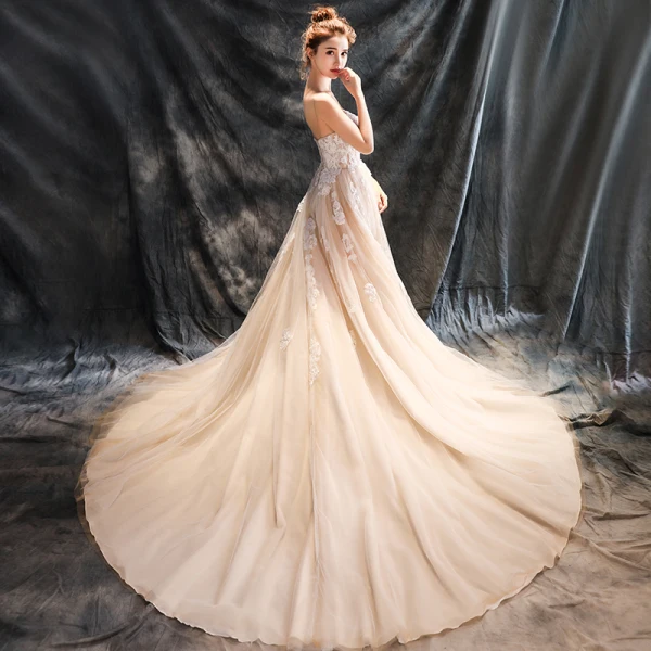 Chic / Belle Église Robe De Mariée 2017 En Dentelle Appliques Dos Nu Bretelles Spaghetti Sans Manches Cathedral Train Champagne Princesse