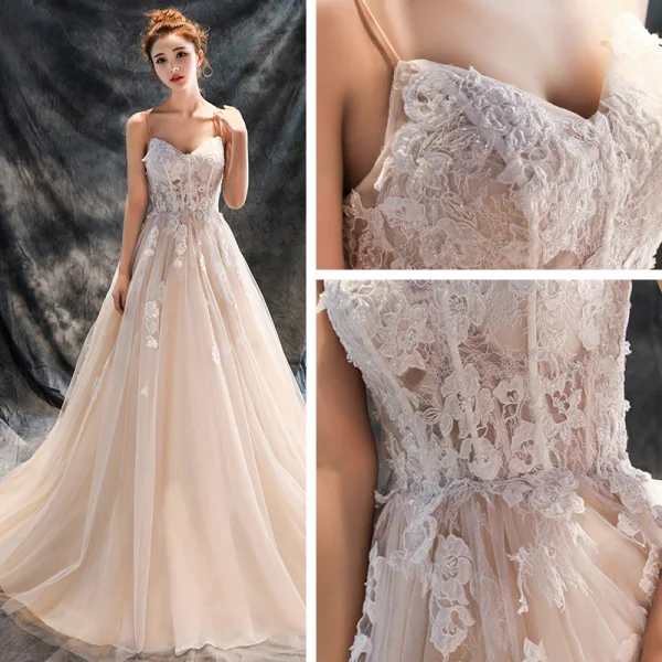 Chic / Belle Église Robe De Mariée 2017 En Dentelle Appliques Dos Nu Bretelles Spaghetti Sans Manches Cathedral Train Champagne Princesse