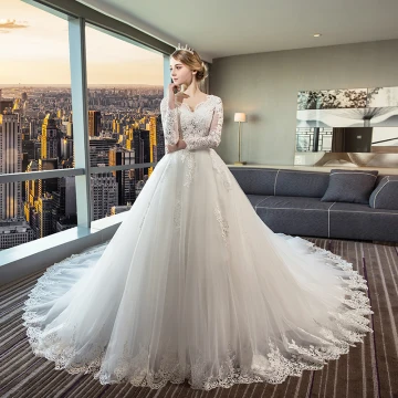 Chic Belle Ivoire Transparentes Robe De Mariée 2018 Robe Boule V Cou Manches Longues Dos Nu Appliques En Dentelle Volants Royal Train