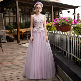 Eleganckie Lawenda Przezroczyste Sukienki Na Bal 2018 Princessa Wycięciem Bez Rękawów Aplikacje Kwiat Perła Rhinestone Szarfa Długie Wzburzyć