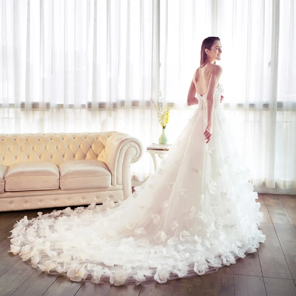 Slående Hvit Brudekjoler 2018 Prinsesse Kjæreste Uten Ermer Ryggløse Appliques Blomst Perle Sash Buste Cathedral Train