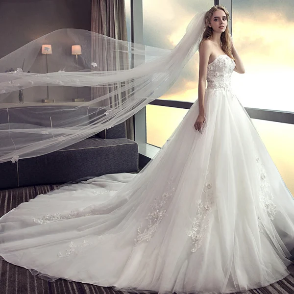 Affordable White Wedding Dresses 2018 A-Line / Princess Strapless Sleeveless Backless Lace Appliques Flower Pearl Ruffle Chapel Train