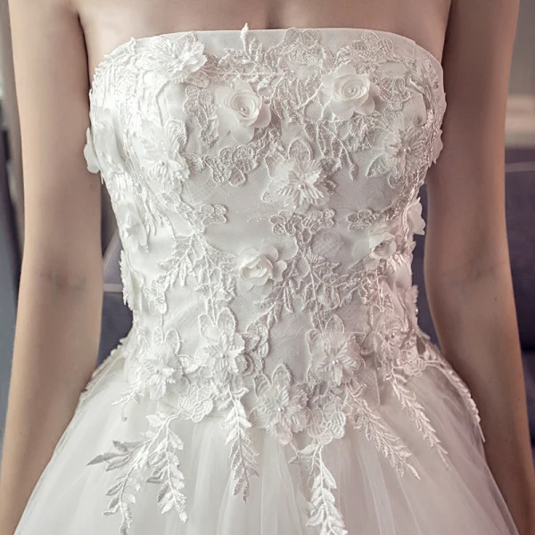 Affordable White Wedding Dresses 2018 A-Line / Princess Strapless Sleeveless Backless Lace Appliques Flower Pearl Ruffle Chapel Train