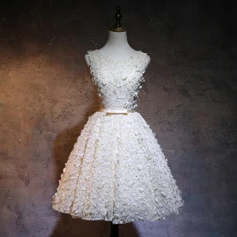 Chic Belle Champagne De Retour Robe De Graduation 2018 Princesse Encolure Dégagée Sans Manches Appliques Fleur Faux Diamant Noeud Ceinture Courte Volants Dos Nu Robe De Ceremonie