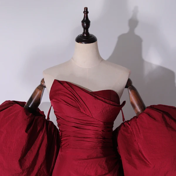Inhabituel Bordeaux Fendue devant Satin Robe De Bal 2024 Princesse Bustier Manches Courtes Dos Nu Longue Promo Robe De Ceremonie