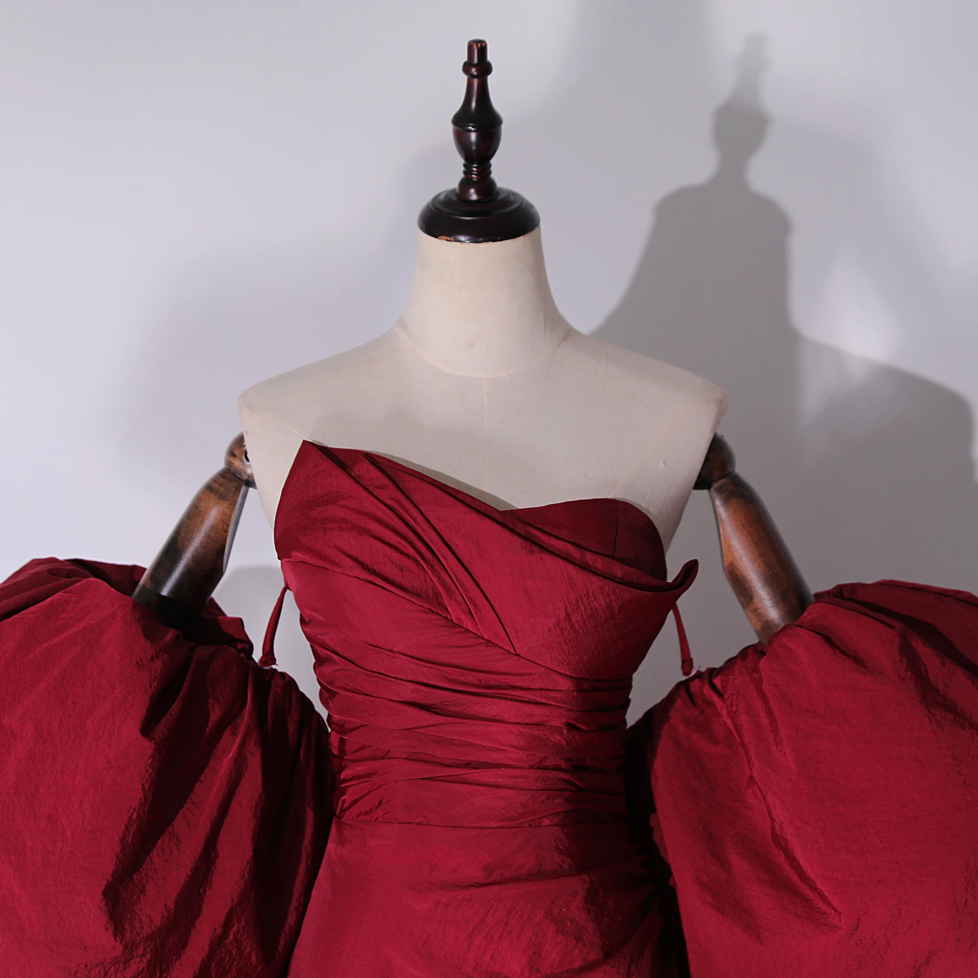 Inhabituel Bordeaux Fendue devant Satin Robe De Bal 2024 Princesse ...