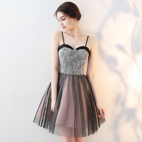 Chic / Belle Noire de retour Robe De Graduation 2018 Princesse Bretelles Spaghetti Sans Manches Courte Volants Dos Nu Robe De Ceremonie