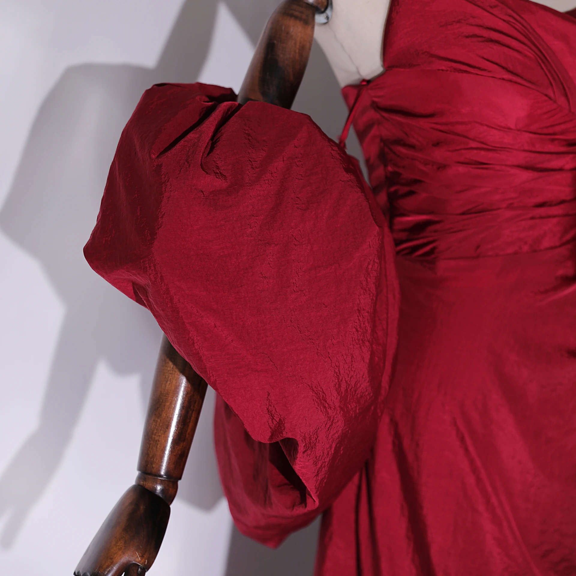 Inhabituel Bordeaux Fendue devant Satin Robe De Bal 2024 Princesse ...
