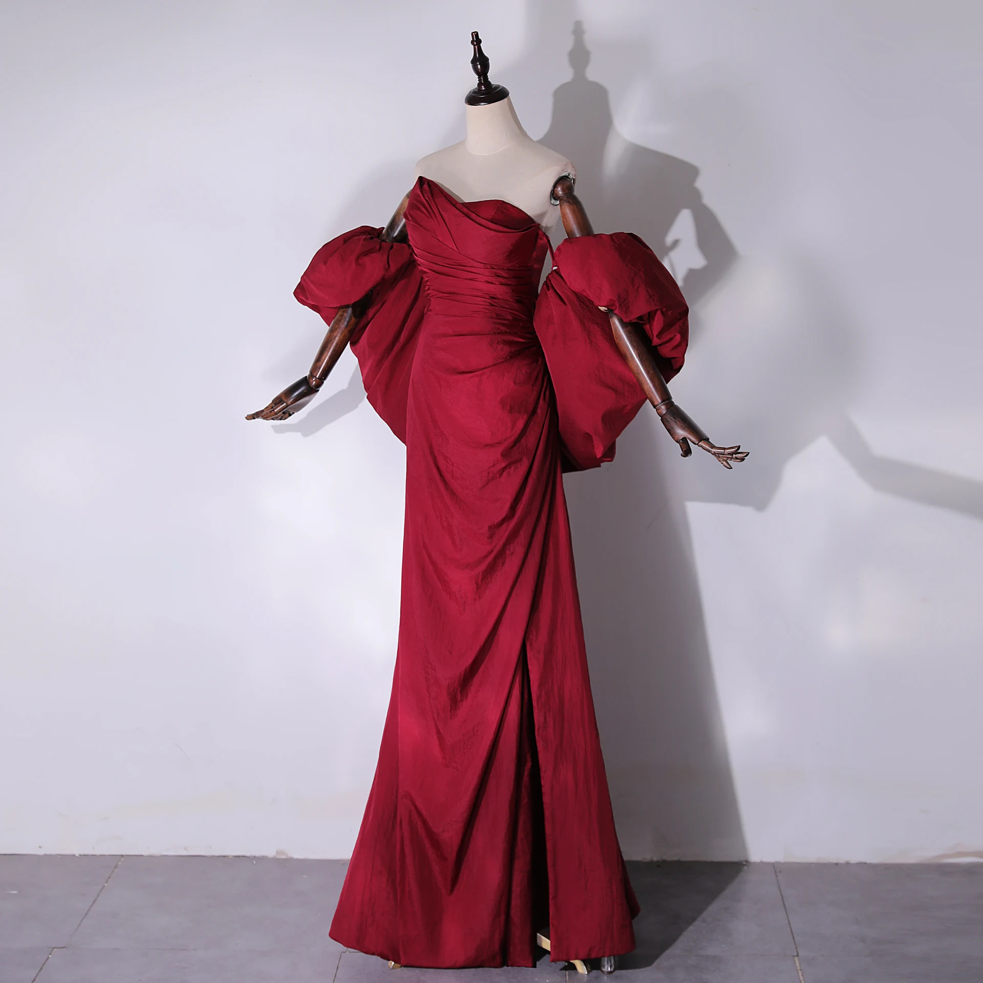 Inhabituel Bordeaux Fendue devant Satin Robe De Bal 2024 Princesse ...