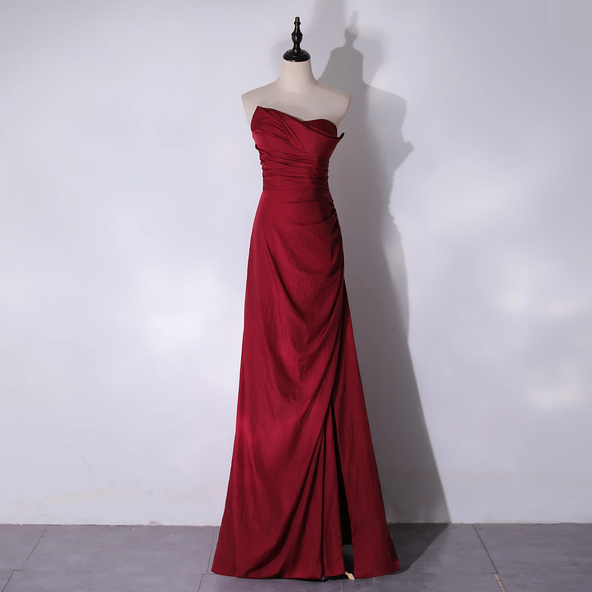 Inhabituel Bordeaux Fendue devant Satin Robe De Bal 2024 Princesse ...