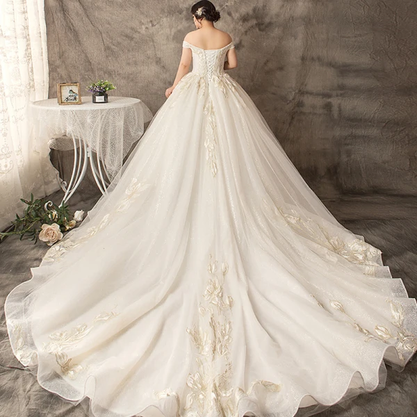 Luksus Hvit Ballkjole Pluss Størrelse Brudekjoler 2019 Blonder Tyll Appliques Ryggløse Beading Håndlaget Kjæreste Chapel Train Bryllup