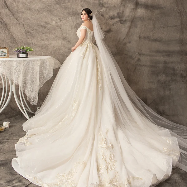 Luksus Hvit Ballkjole Pluss Størrelse Brudekjoler 2019 Blonder Tyll Appliques Ryggløse Beading Håndlaget Kjæreste Chapel Train Bryllup