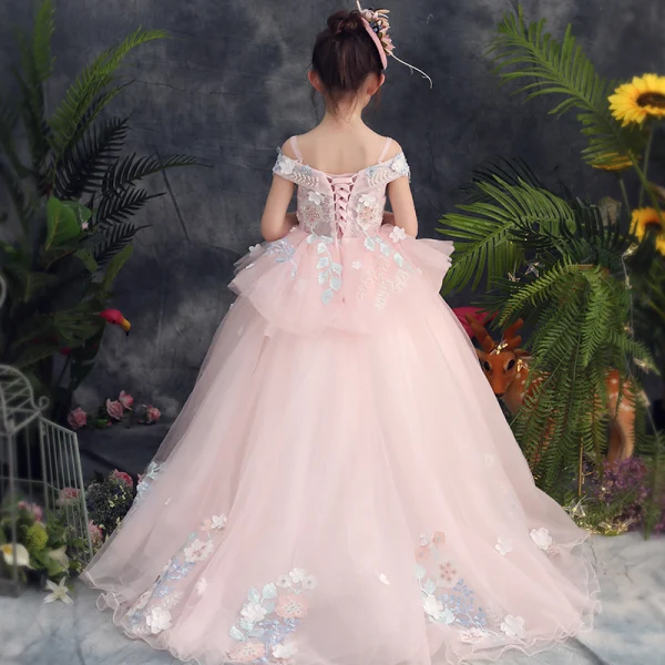 Schöne Pearl Rosa Blumenmädchenkleider 2019 Ballkleid Off Shoulder Spaghettiträger Kurze Ärmel Applikationen Spitze Perle Perlenstickerei Sweep / Pinsel Zug Rüschen Rückenfreies Kleider Für Hochzeit