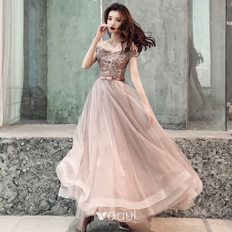 Asequible Chocolate Vestidos de noche 2019 A Line Princess Fuera Del Hombro Manga Corta Apliques Con Encaje Bowknot Cinturon Largos Ruffle Sin Espalda Vestidos Formales