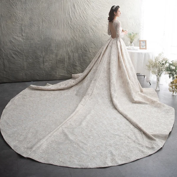 Luxus / Herrlich Ivory / Creme Durchsichtige Brautkleider / Hochzeitskleider 2019 A Linie Rundhalsausschnitt Lange Ärmel Rückenfreies Handgefertigt Perlenstickerei Perle Pailletten Kathedrale Schleppe Rüschen