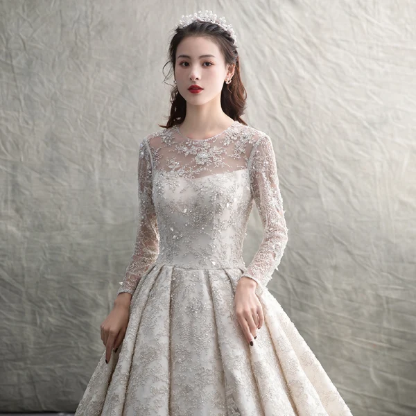Luxus / Herrlich Ivory / Creme Durchsichtige Brautkleider / Hochzeitskleider 2019 A Linie Rundhalsausschnitt Lange Ärmel Rückenfreies Handgefertigt Perlenstickerei Perle Pailletten Kathedrale Schleppe Rüschen
