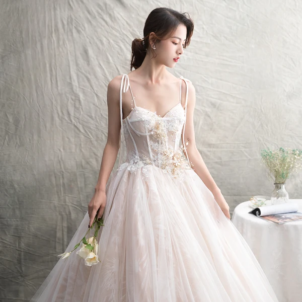 Schöne Champagner Brautkleider / Hochzeitskleider 2019 A Linie Spaghettiträger Ärmellos Rückenfreies Applikationen Spitze Perle Perlenstickerei Kapelle-Schleppe Rüschen