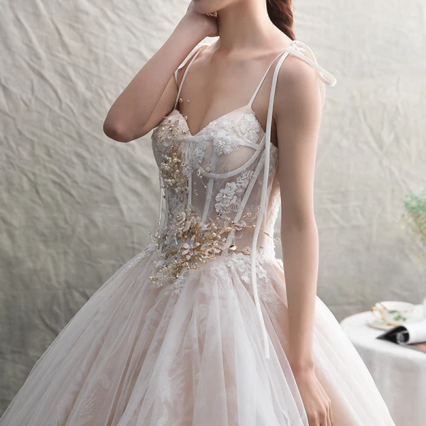 Schöne Champagner Brautkleider / Hochzeitskleider 2019 A Linie Spaghettiträger Ärmellos Rückenfreies Applikationen Spitze Perle Perlenstickerei Kapelle-Schleppe Rüschen