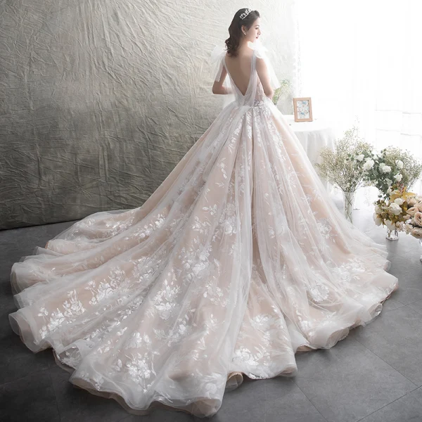 Schöne Champagner Durchsichtige Brautkleider / Hochzeitskleider 2019 A Linie Rundhalsausschnitt Ärmellos Rückenfreies Glanz Applikationen Spitze Kapelle-Schleppe Rüschen