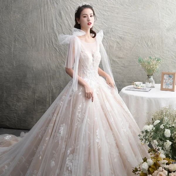 Schöne Champagner Durchsichtige Brautkleider / Hochzeitskleider 2019 A Linie Rundhalsausschnitt Ärmellos Rückenfreies Glanz Applikationen Spitze Kapelle-Schleppe Rüschen