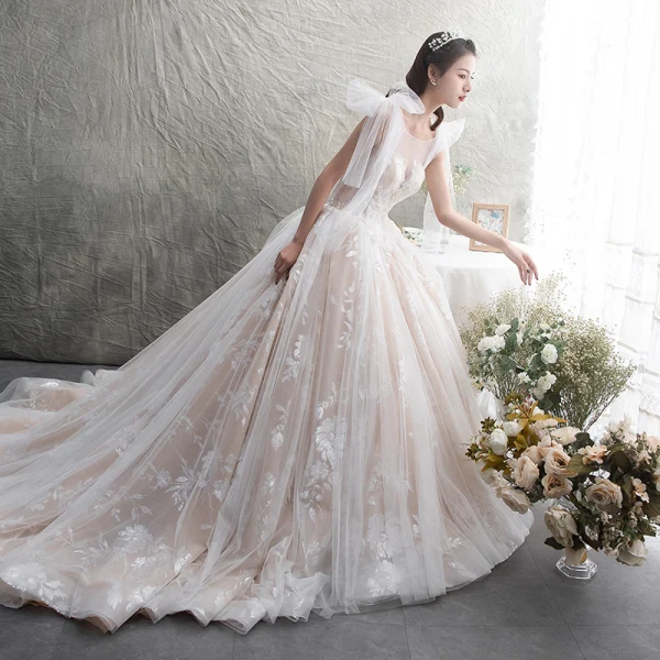 Schöne Champagner Durchsichtige Brautkleider / Hochzeitskleider 2019 A Linie Rundhalsausschnitt Ärmellos Rückenfreies Glanz Applikationen Spitze Kapelle-Schleppe Rüschen