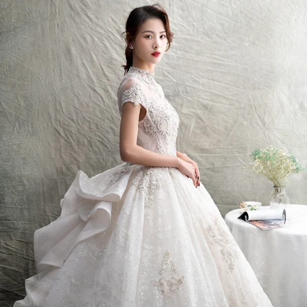 Luxus / Herrlich Ivory / Creme Durchsichtige Brautkleider / Hochzeitskleider 2019 Ballkleid Stehkragen Kurze Ärmel Rückenfreies Applikationen Spitze Strass Perlenstickerei Glanz Tülle Kathedrale Schleppe Rüschen