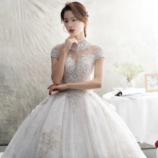 Luxus / Herrlich Ivory / Creme Durchsichtige Brautkleider / Hochzeitskleider 2019 Ballkleid Stehkragen Kurze Ärmel Rückenfreies Applikationen Spitze Strass Perlenstickerei Glanz Tülle Kathedrale Schleppe Rüschen